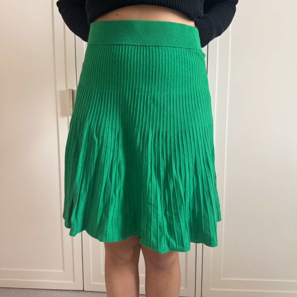 Ann Taylor Vibrant Green A-Line knitted pleated knee-length Skirt size medium